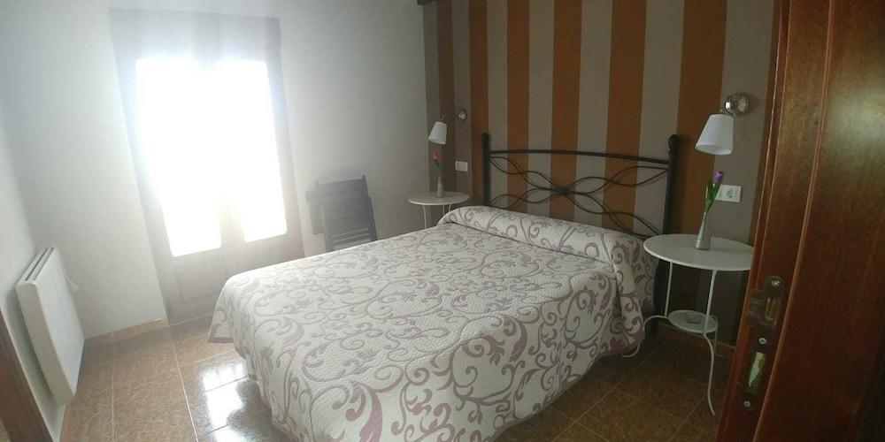 Hostal Restaurante Parajes 卡斯特罗波尔 外观 照片
